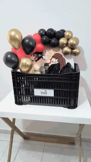 A caixa da 123 Viva Festas com o kit embalado dentro