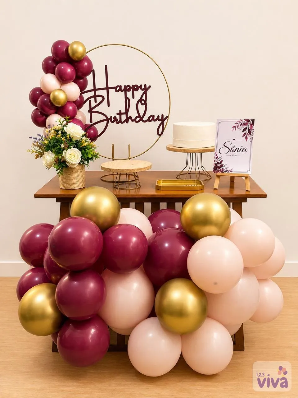 Festa na mesa montada com painel Happy Birthday e arco de balões