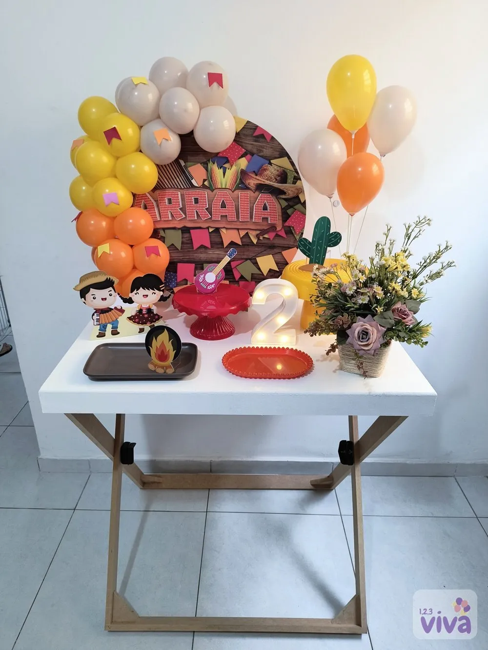 Festa na Mesa Essencial com tema de arraiá montada na mesa desmontável