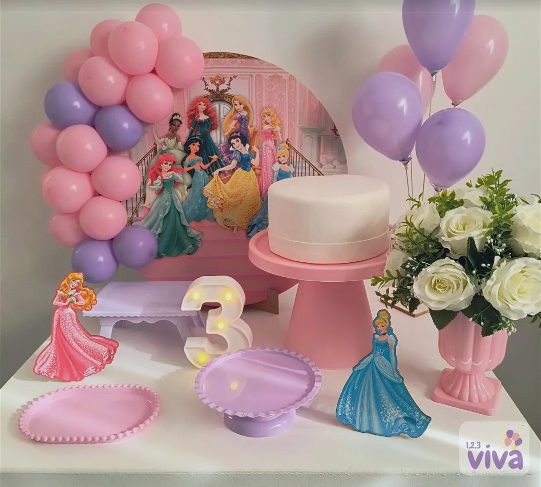 Kit de mesa com todas as princesas em tons de rosa e lilás