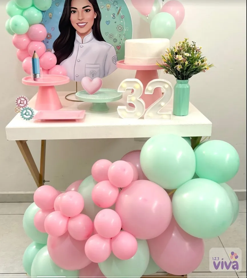 Painel personalizado com a aniversariante como confeiteira