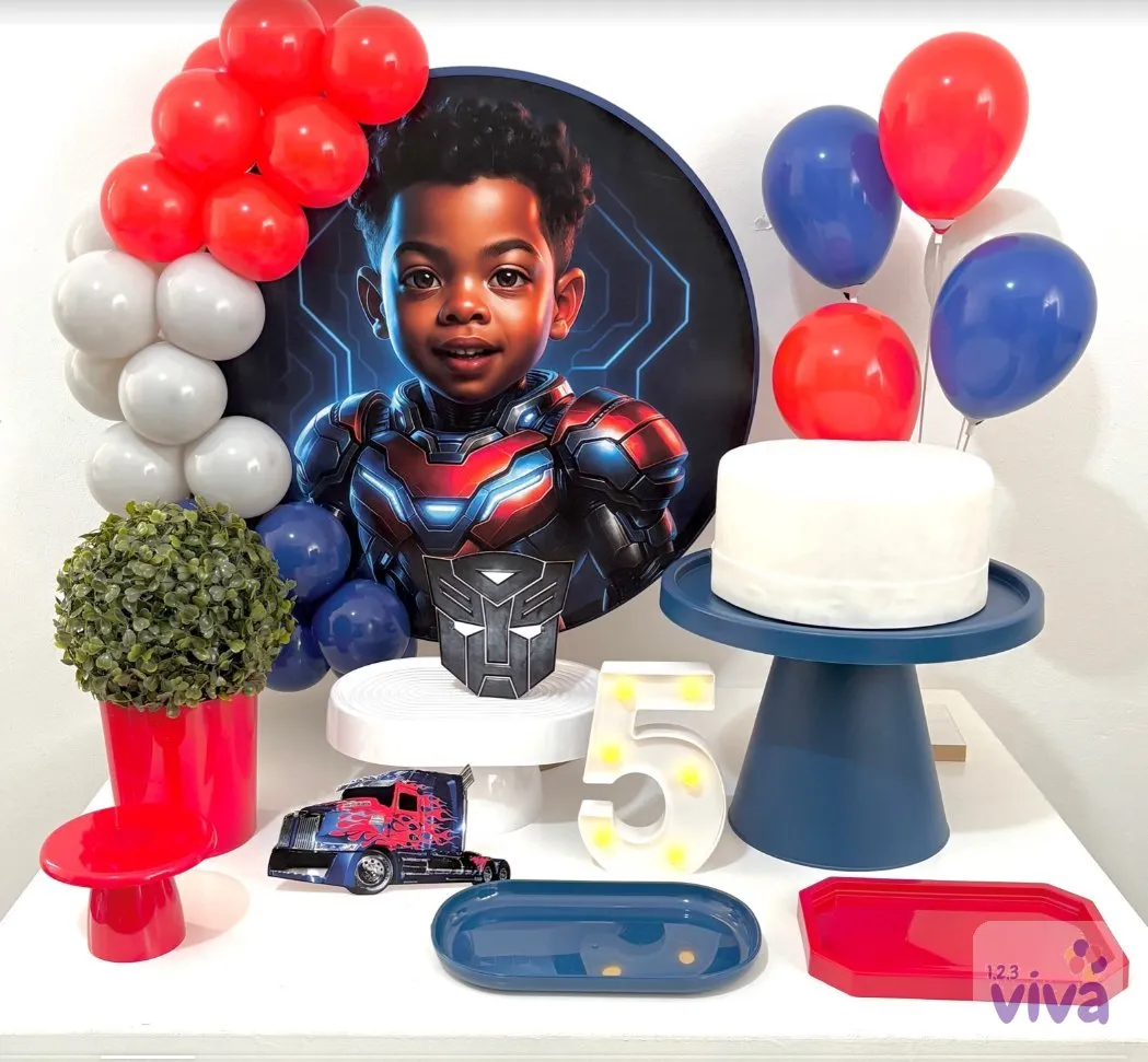 Painel personalizado com o rosto do aniversariante como super-herói